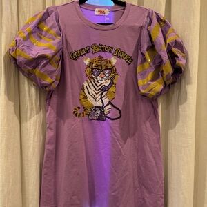 Purple women’s dress with Tiger Graphic and Puff Sleeves. Perfect for LSU fans!